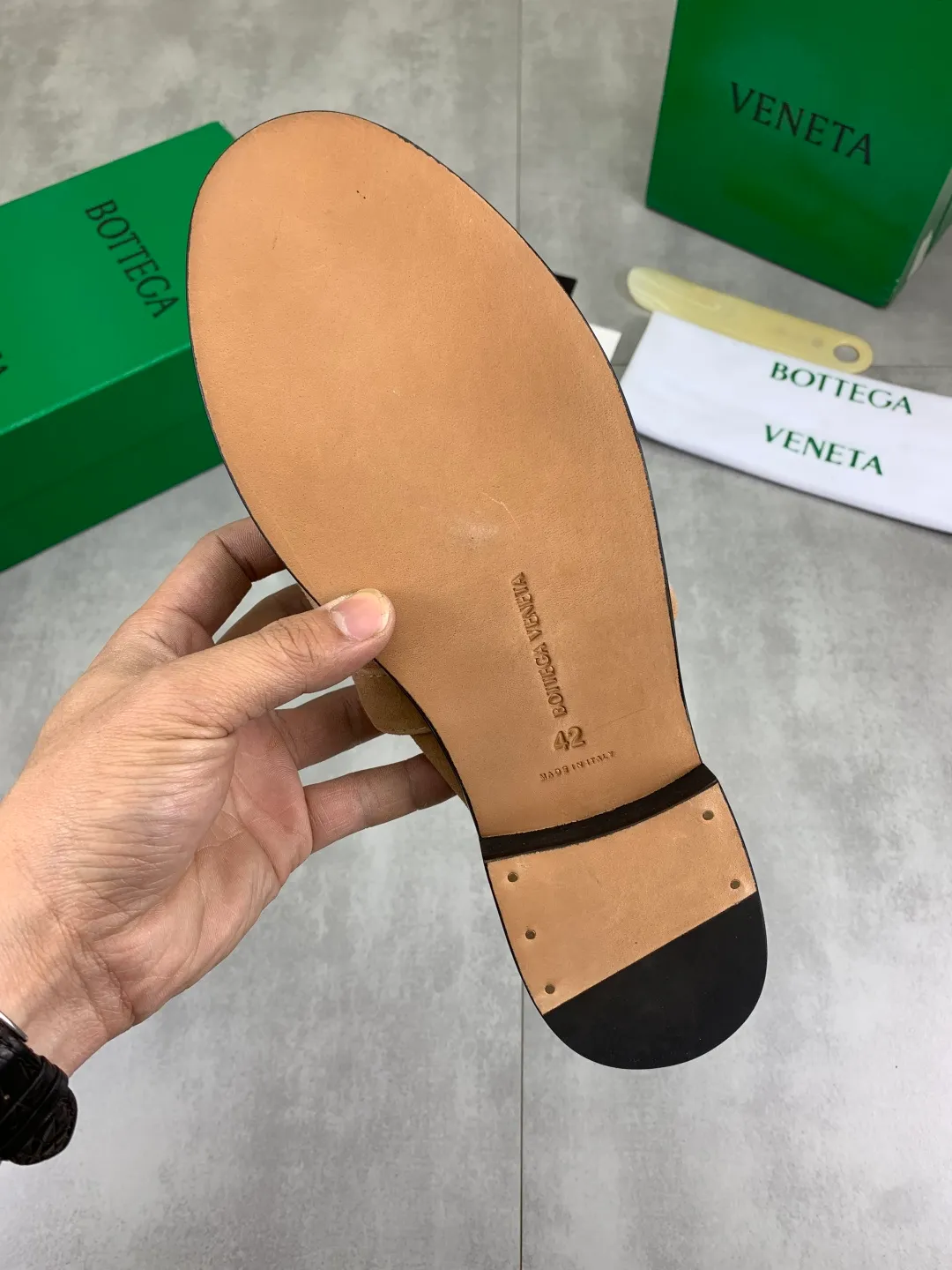 Men's shoes 💰P800 [New model] (genuine leather outsole) water-dyed cow lining 💰High-quality business couple half-slip leather shoes 💎💎💎 BOTTEGA VENETA official website synchronizes the latest top version of BV in the market, accepts material comparison, shoe type comparison, process comparison, practical and textured, versatile and suitable for any occasion, the more you look at it, the more flavorful it becomes. Purely hand-knitted craftsmanship - Upper material, calfskin imported from Italy 🇮🇹 - High-quality water-dyed cowhide lining - Original private model customized leather outsole -Size: Female 35-39 (40 ordered) Male 39-44 (38 45 can be customized) Color: Multiple colors available